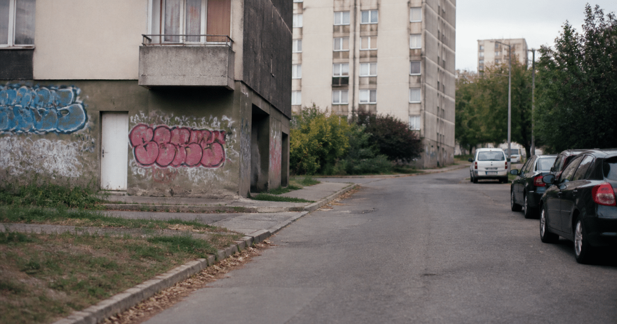 Rue urbaine Bezons avec immeubles negliges et graffitis visibles