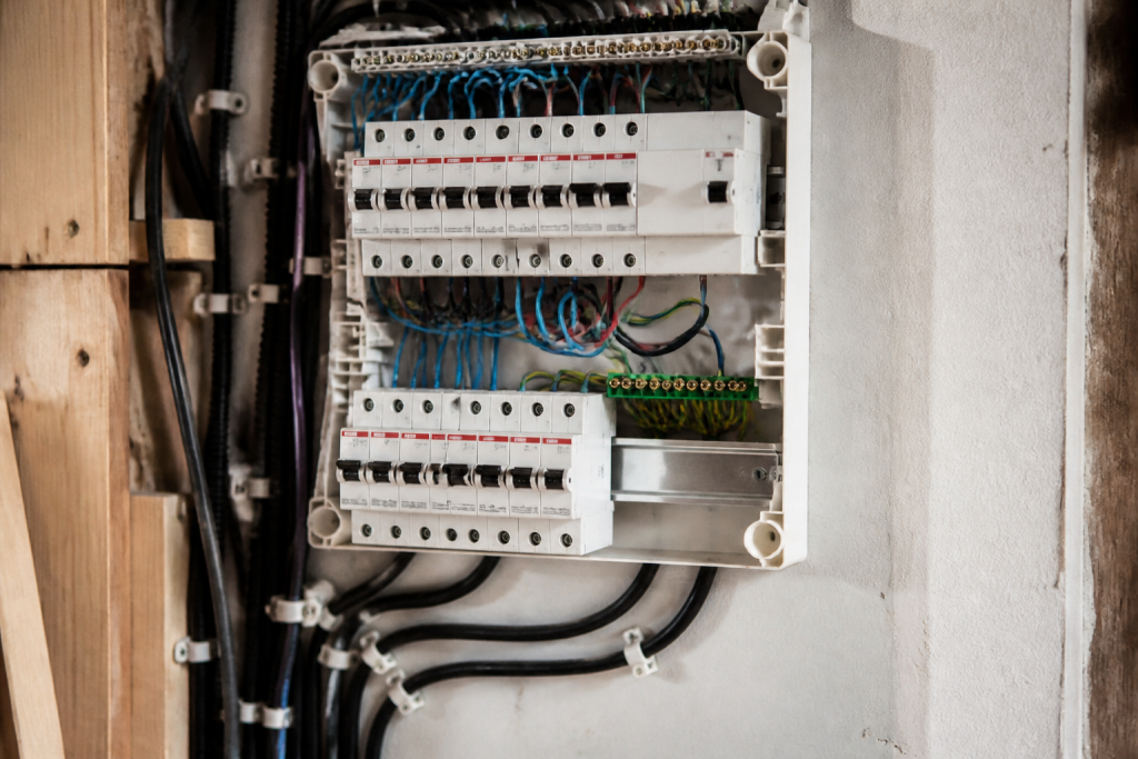 Tableau de disjoncteurs et cables electriques