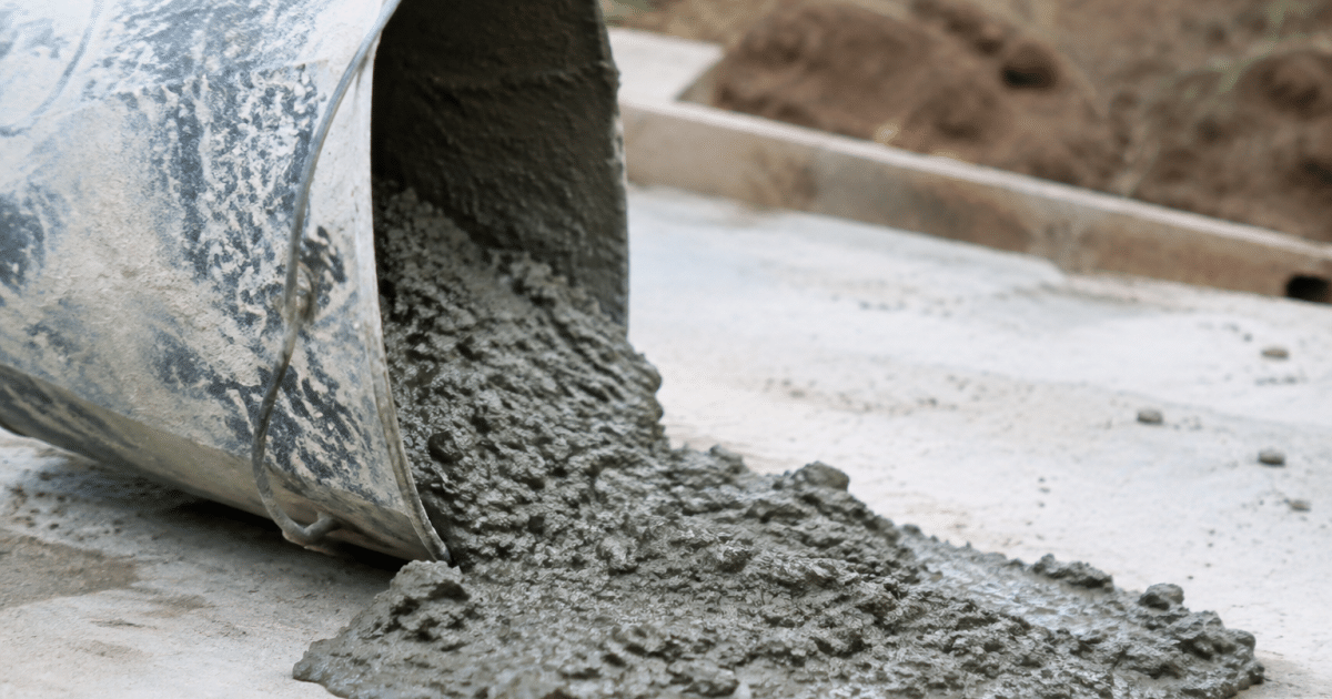 Seau de beton gris verse horizontalement sur surface plane