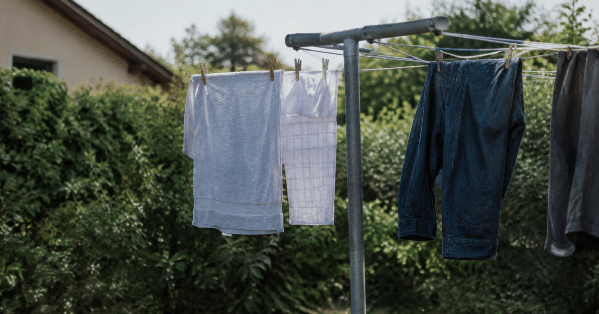 Portant metallique vertical supportant linge humide etendre dehors