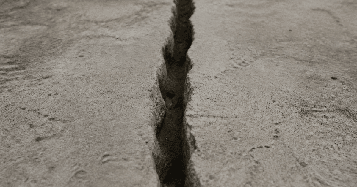 Fissure verticale dans dalle béton grise dix centimètres largeur
