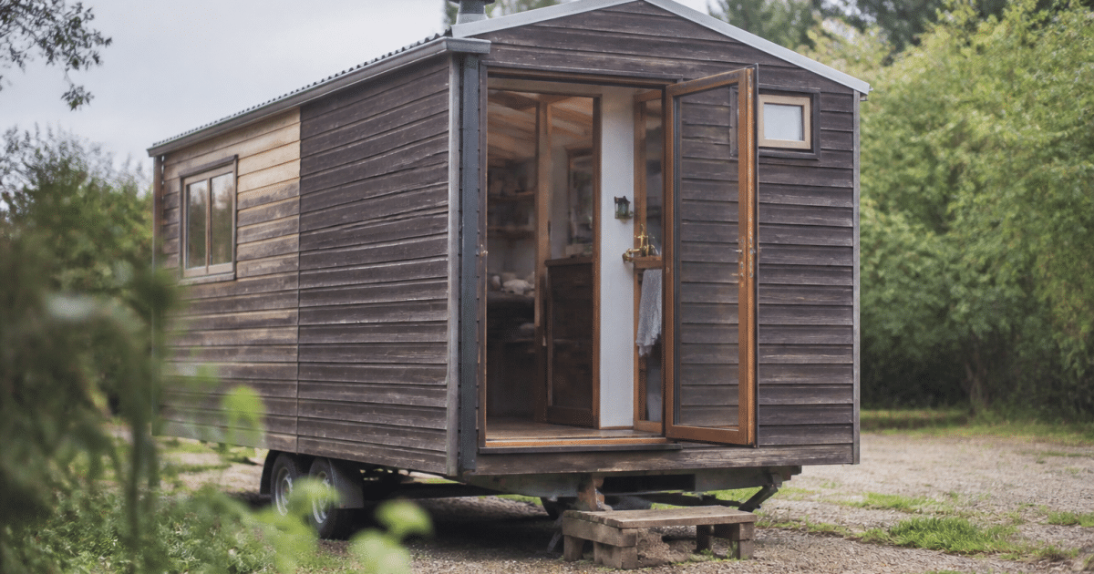 Petite maison mobile posée sur terrain sans fondations permanentes