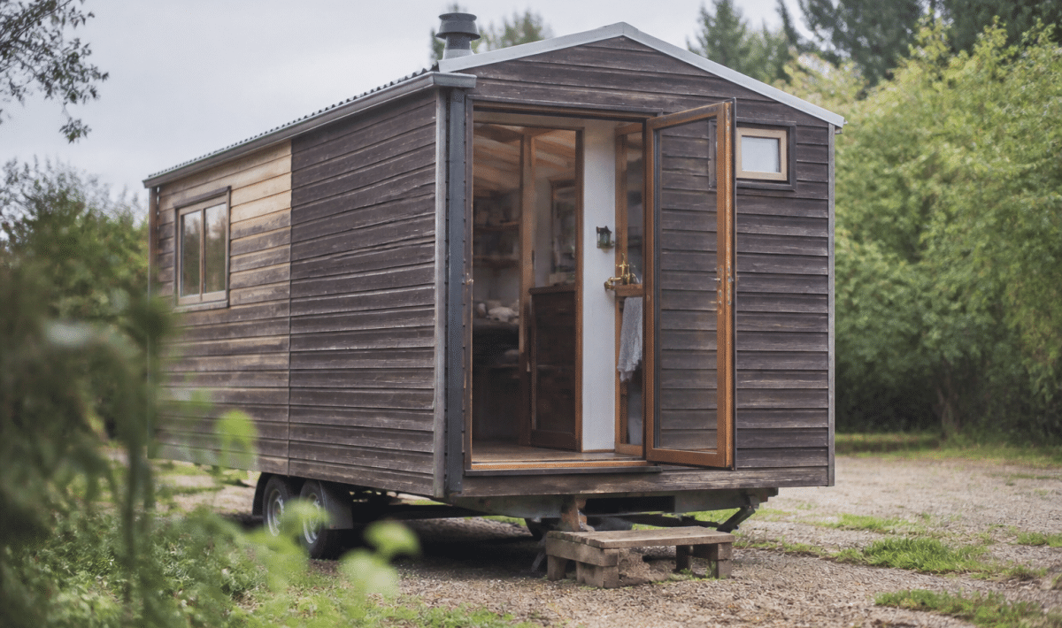 Petite maison mobile posée sur terrain sans fondations permanentes