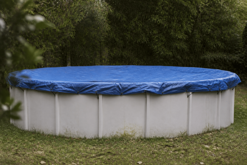 Bâche bleue tendue sur piscine hors sol vide