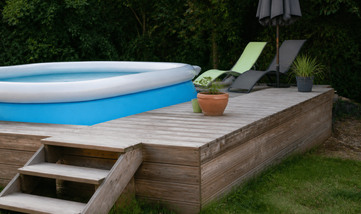 Plateforme en bois surélevée bordant piscine gonflable rectangulaire