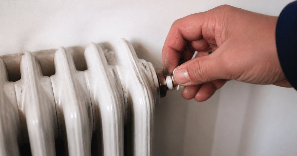 Main ouvrant valve de purge sur radiateur fonte