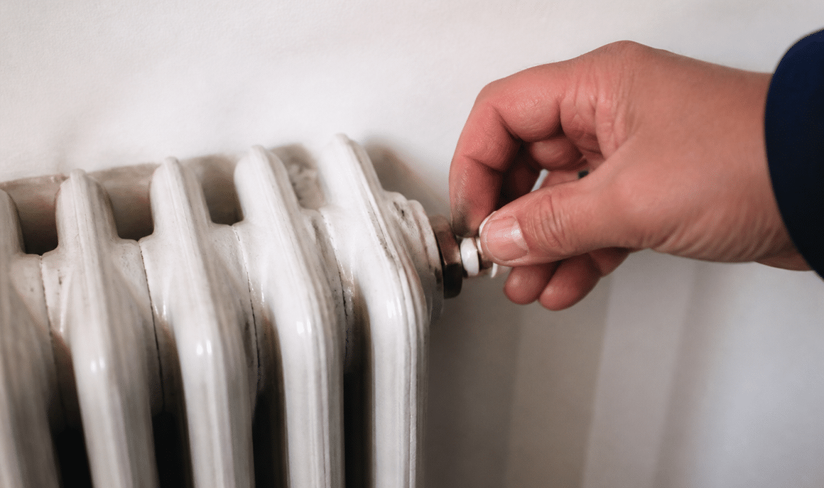 Main ouvrant valve de purge sur radiateur fonte