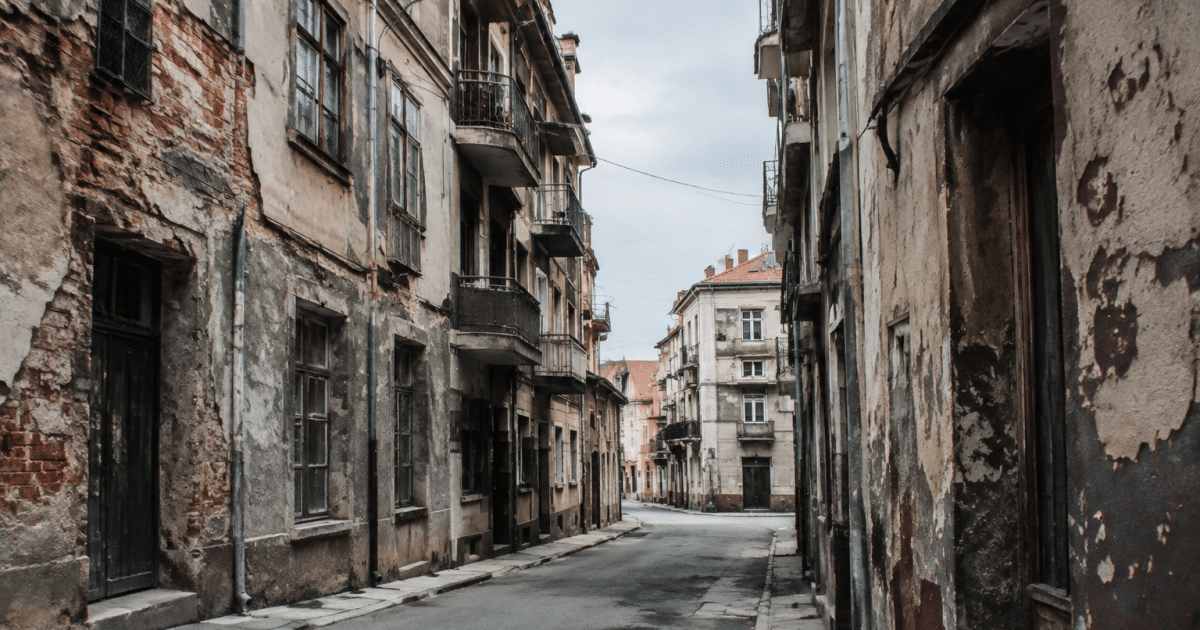 Rue urbaine avec immeubles delabres et facades deteriorees visibles