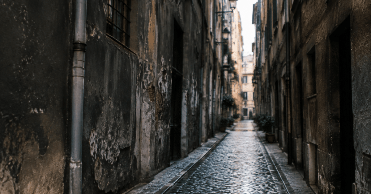 Rue urbaine étroite avec immeubles dégradés et façades sombres