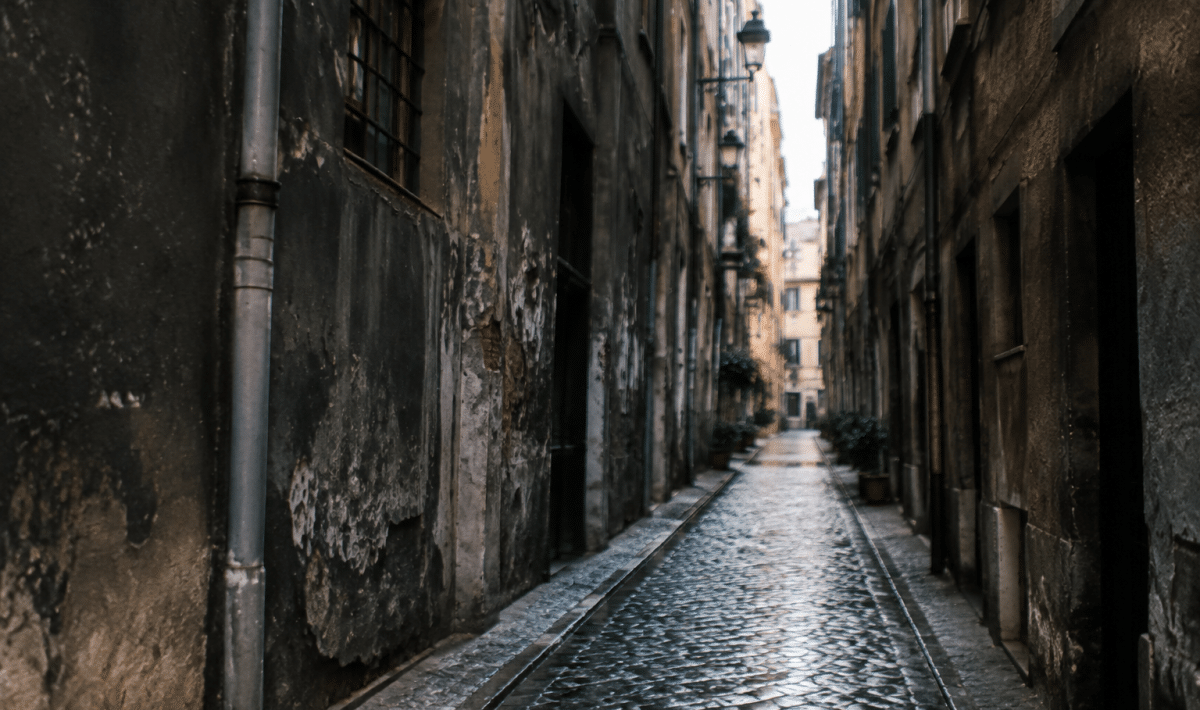 Rue urbaine étroite avec immeubles dégradés et façades sombres