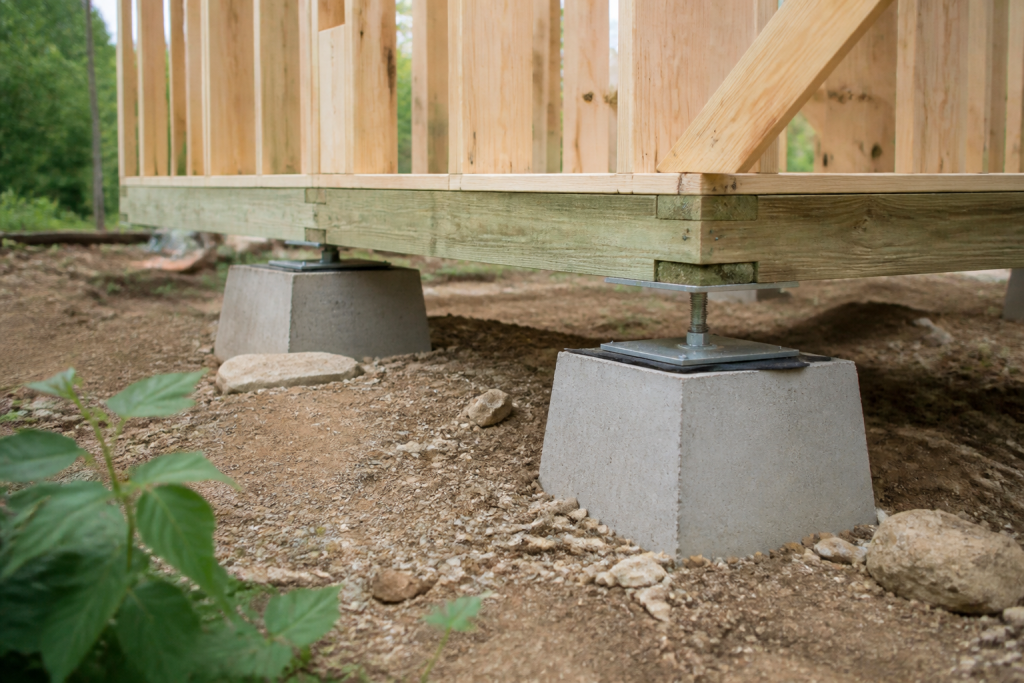 Socles reglables soutenant une charpente en bois