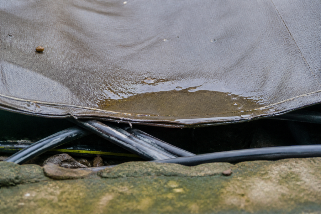 Tissu deforme avec eau stagnante entre cables