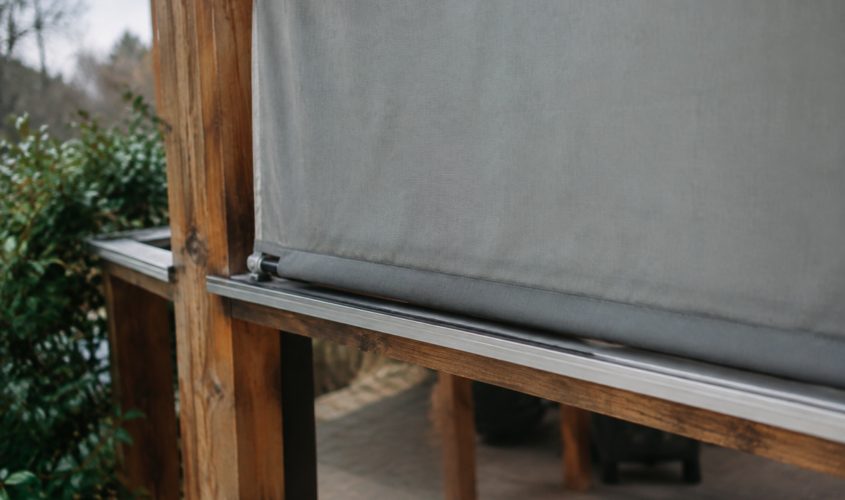 Tissu gris glissant sur rails metalliques bois support exterieur