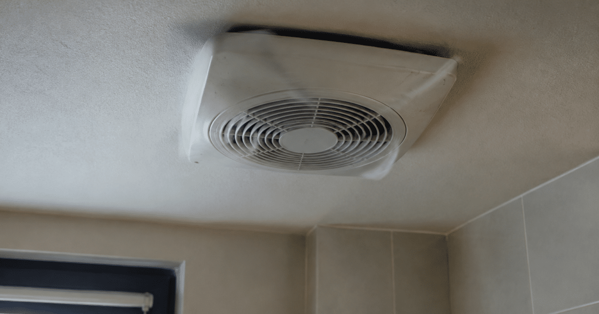 Ventilation murale installée au plafond émettant des vibrations sonores