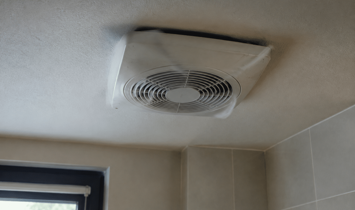 Ventilation murale installée au plafond émettant des vibrations sonores