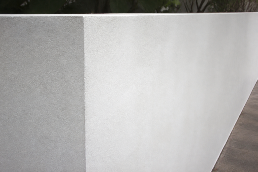 Beton brut etanche recouvert finition blanche lisse mineral