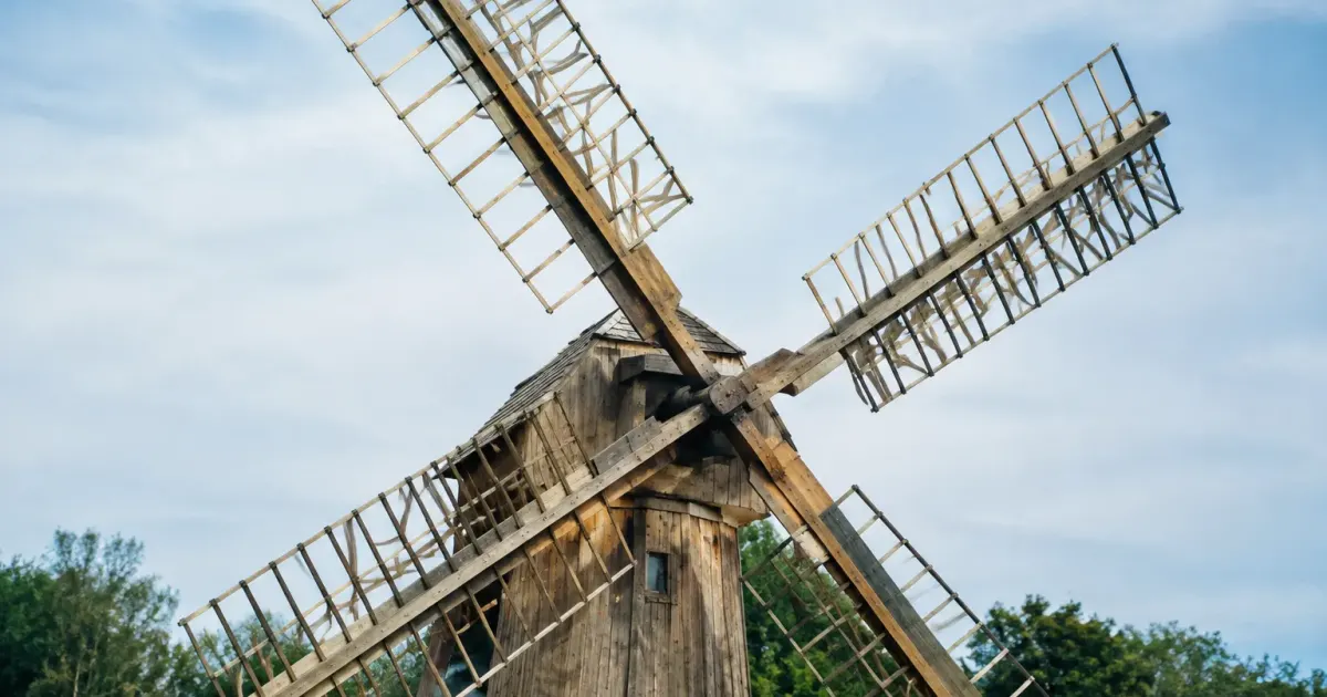 Charpente en bois portant quatre grandes pales