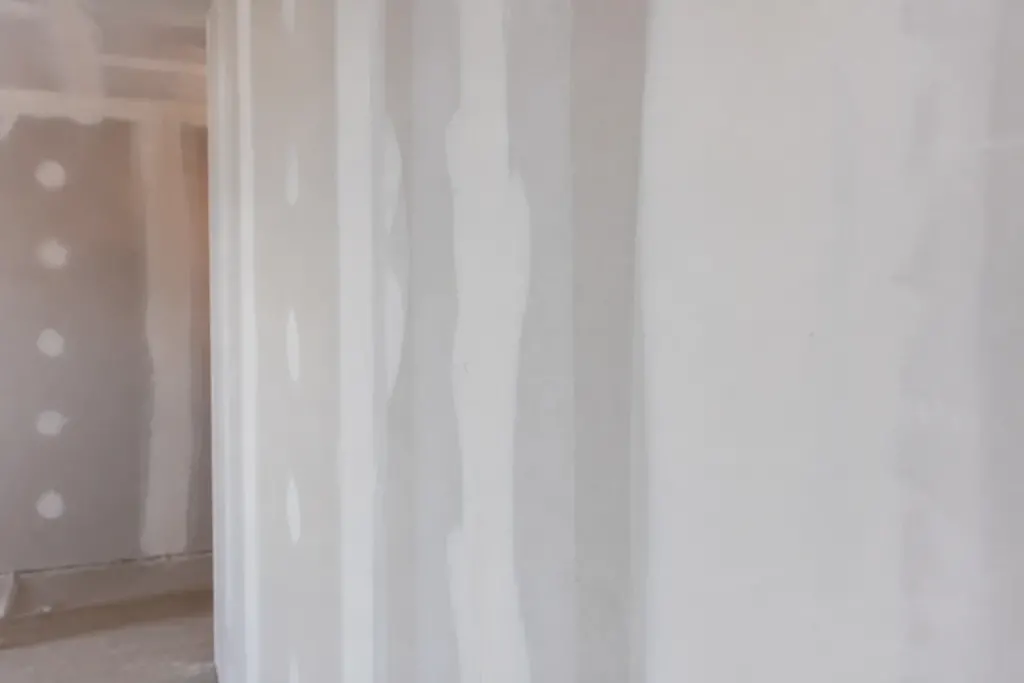 Couches successives d'enduit blanc sur placoplatre