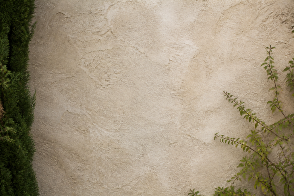 Mur enduit chaux beige texture facade gratte