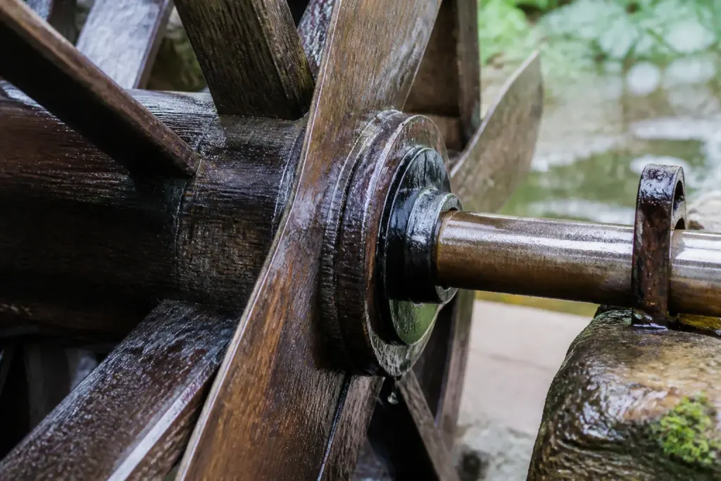 Pales en bois usees goutte huile sur axe tournant